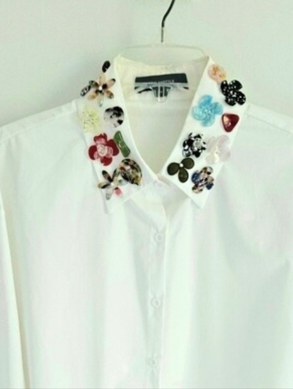 Beulah style Button Down Shirt Button Collar Embellishment